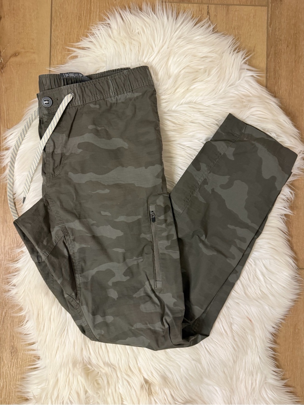 Vuori Men’s Olive Camo Straight Leg Pants Size Large x 30